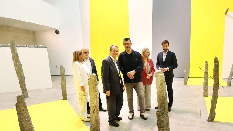 Ardid, en el centro, explic�ndole al alcalde algunas cuestiones de su exposici�n