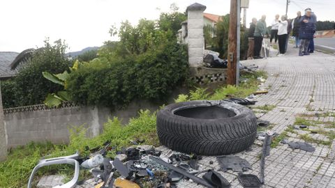 El pasado martes a�n se pod�an ver los restos del veh�culo accidentado dos noches antes en Montecoruto, en Ferrol.