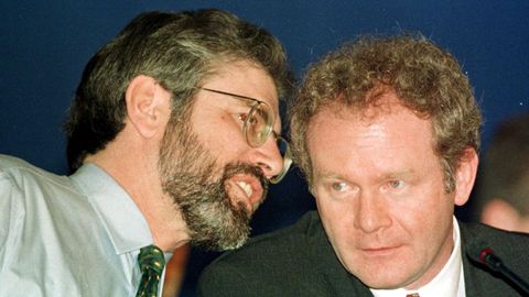 Gerry Adams (l�der del Sinn F�in) con Martin McGuiness.