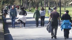 Vecinos de Lugo disfrutan del buen tiempo a orillas del Mi�o
