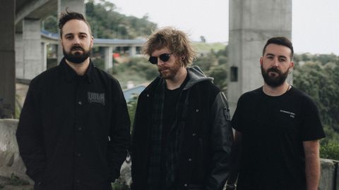 De esquerda a dereita: Alberto Busto (voz e guitarra), &Aacute;lvaro L&oacute;pez (bater&iacute;a) e Alejandro Maci&ntilde;eiras (baixo) 