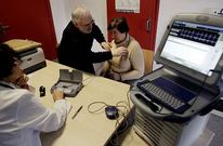 La doctora Luisa P�rez muestra el funcionamiento de la monitorizaci�n a domicilio a una paciente.