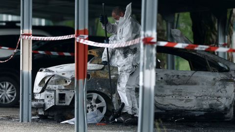 Agentes inspeccionan un vehículo quemado en el aparcamiento de la prisión de Tarascon, cerca de Aviñón