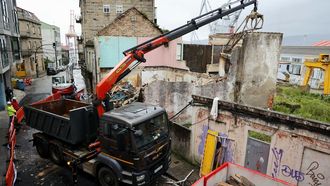 Derribo de una casa en Santa Tegra, 49, en el barrio vigu&eacute;s de Teis