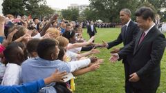 Obama y Xi saludan a unos ni�os en la Casa Blanca.