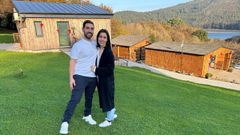 Francisco Romero y su pareja, Lara Timiraos, en la finca de O Recuncho do Sor, con cuatro cabaas con vistas al ro