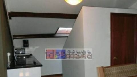 Un tabique divide uno de sus ventanucos a la mitad