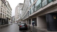 A la derecha, promoci�n situada en la avenida Navia Castrill�n que fue vendida por la Sareb, el llamado �banco malo�