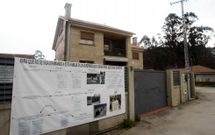 El matrimonio coloc� un gran letrero delante de su vivienda en el que relatan cronol�gicamente su particular calvario; hoy, denunciantes y denunciados se ver�n las caras en los juzgados. 