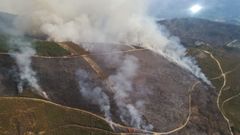 Incendio en la parroquia de San Vicente de Vilamart�n de Valdeorras.