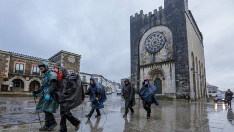 Peregrinos del Camino Francs ante la iglesia de San Xon de Portomarn