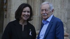 El escritor barcelons Eduardo Mendoza, Premio Princesa de Asturias de las Letras 2025, junto a la directora de la Fundacin Princesa de Asturias, Teresa Sanjurjo