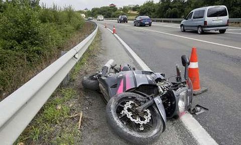 Estado en el que qued� la moto tras el siniestro ocurrido en el kil�metro 30 de la N-642, en Ma�ente. 