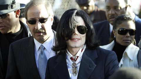 Michael Jackson, entre su abogado y su hermana Janet Jackson a su llegada a los juzgados de California en el a�o 2004
