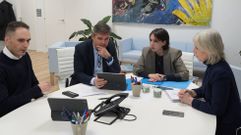 La conselleira, en el centro, con directivos de Binarial