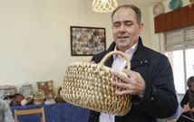 <span lang= gl >O director xeral mostra o cesto co que foi agasallado na s�a visita este venres ao Couto. </span>