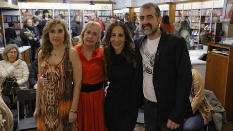 El escritor Rober Cagiao y su familia reabrieron la m�tica librer�a Lume de la calle Fernando Mac�as