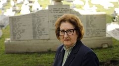 Mari Carmen Lis Crcamo era funcionaria de Sanidad cuando se estrell, en 1972, el vuelo de Aviacio 118 en Montrove (Oleiros). Ella tramit la documentacin para los familiares de las 85 vctimas mortales. En la imagen, ante el monumento en su recuerdo en el cementerio de San Amaro.