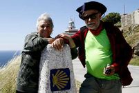 Marianna y Luigi, con el Faro Fisterra a sus espaldas. 
