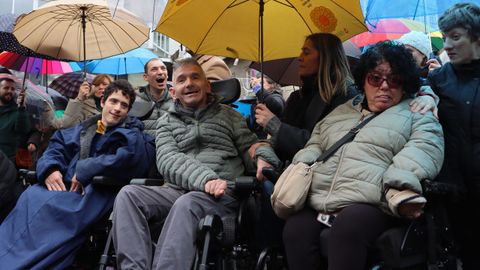 Miembros de la asociaci�n Amencer-Aspace, en el acto de este mi�rcoles en la plaza de A Peregrina, en Pontevedra 