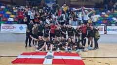 Las jugadoras del Guard�s, celebrando el pase a semifinales de la EHF European Cup con la afici�n desplazada.