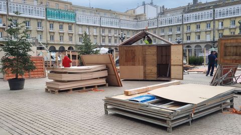 Montaje del mercadillo de Navidad de Mara Pita