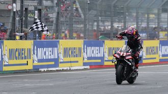 Jorge Mart�n, ganador del Gran Premio de Le Mans, en el momento de cruzar la l�nea de meta