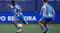 El fabrilista Nsongo pasa un bal�n