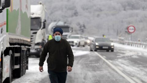 El conductor de uno de los camiones bloqueados este viernes por la maana en la subida a Oural en el corredor Monforte-Lugo