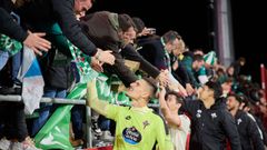 Cantero saluda a la afici�n en Anduva tras la victoria ante el Mirand�s.