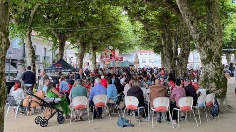 El pblico abarrot la Alameda de Ponte Caldelas por la Festa da Troita