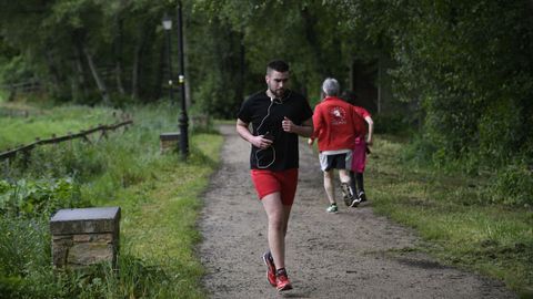Gente caminando o haciendo deporte por el Paseo de Ponti�as en Lal�n