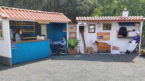 La taberna y la panadera (O Forno de Paca), dos de las casetas creadas por la asociacin de vecios