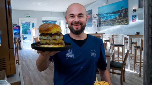 Domi Gonz&aacute;lez, propietario del bar O Moncho en Lira, muestra su apuesta para el Campeonato de Espa&ntilde;a de Hamburguesas: A Pedreira