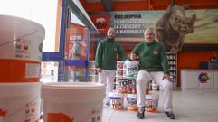 Dos empleados de El Almac�n del Pintor posan en la nueva tienda de O Casti�eiri�o.