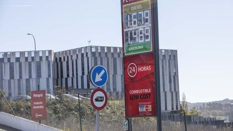 Panel de precios de una gasolinera de bajo coste de Santiago