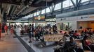 Pasajeros esperando a la salida de sus trenes en la estaci�n de Santiago en el segundo d�a de incidencias.