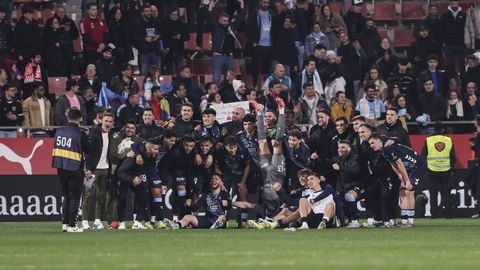 Los futbolistas y el cuerpo t�cnico del Celta, celebrando el triunfo ante el Girona.