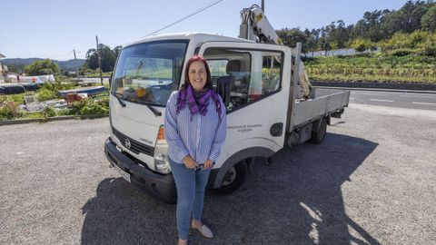 La alcaldesa de Camariñas, Sandra Insua, posa con La Chiclanera, el camión cedido en su día por voluntarios del Prestige.
