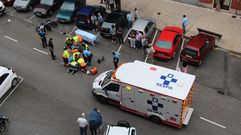 Personal sanitario atiende a dos heridos de un accidente de trfico en Oviedo.Personal sanitario atiende a dos heridos de un accidente de trfico en Oviedo 