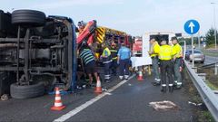 Momento en el que se excarcela al conductor del cami�n de coches volcado en Deva (Gij�n)