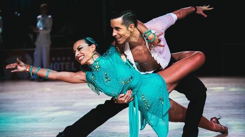 Manel y Beatriz forman una pareja ya consolidada y referente del baile gracias a su constancia, t�cnica y proyecci�n, habituales en citas internacionales (como en la foto). Gran parte de su preparaci�n la hacen en el BeOne de Teo y agraden tambi�n, de forma especial, el apoyo de su club (Al Comp�s, de Vigo) �por el papel que desempe�a en nuestro desarrollo deportivo y crecimiento en la competici�n�.