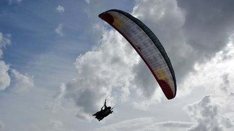 Imagen de archivo de un piloto de parapente