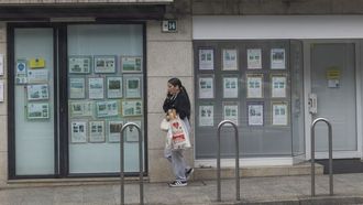 Chus Ar�n Soluciones Inmobiliarias en la Plaza de Galicia de Carballo.