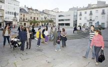 La plaza es zona de juegos para muchos peque�os.