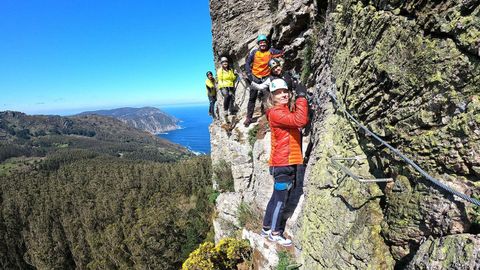 La va ferrata discurre por una pared de veinte metros de altura, con la costa de Cedeira al fondo