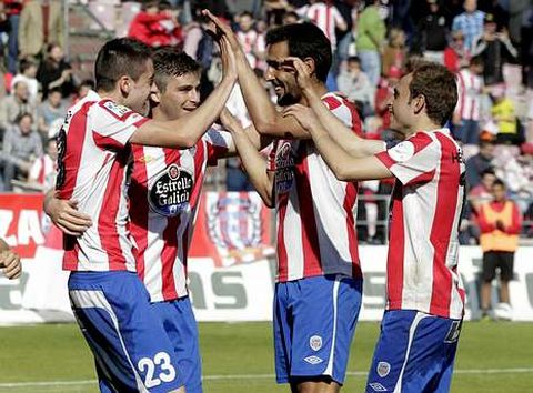 Tonetto, Pita y Font, celebrando con Iago Daz el gol de este al Almera anteayer.