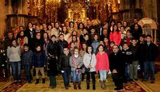 Los responsables del bel�n viviente de Vimianzo, ayer en la catedral de Santiago.