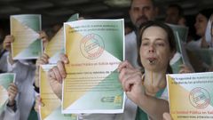Concentraci�n convocada por el CESM frente al CHUS, en el mes de abril.