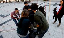 Los cient�ficos aprenden a trabajar en equipo para pasar por una tela de ara�a imaginaria.